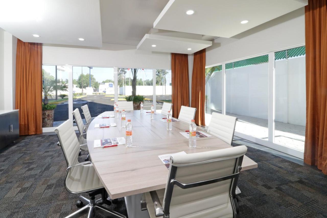 Candlewood Suites - Celaya By Ihg Экстерьер фото